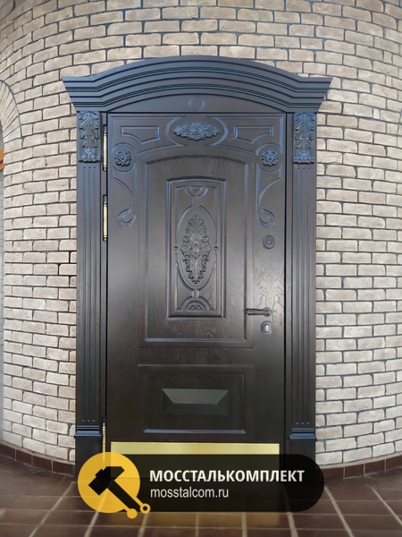Дверь с фигурным карнизом и отбойником