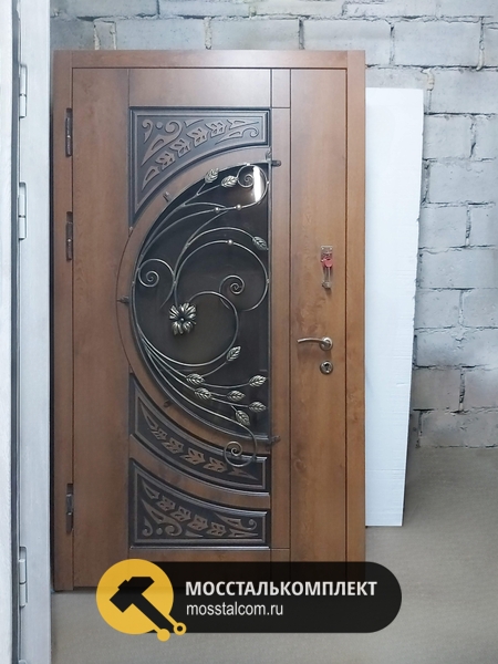 Дверь с полукруглым стеклом