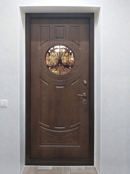 Входная дверь с круглым стеклом