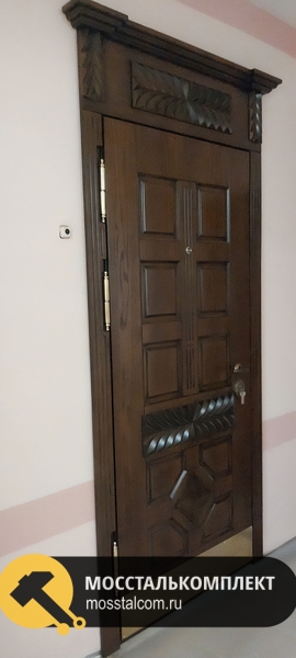 Дверь с капителью и отбойником