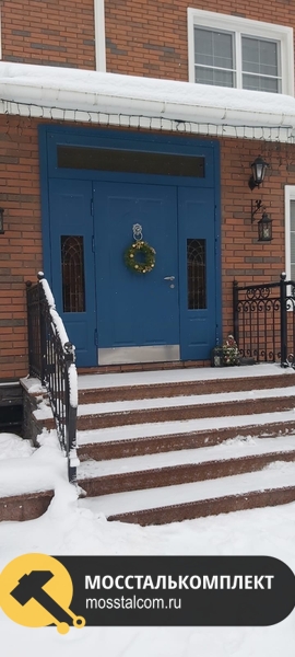 Синяя парадная дверь