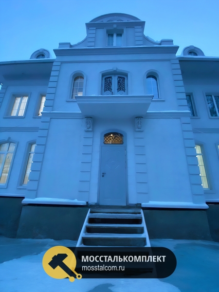 Арочная остекленная дверь МДФ в частном доме