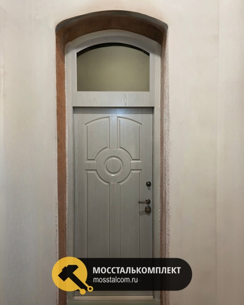 Арочная остекленная дверь МДФ в частном доме