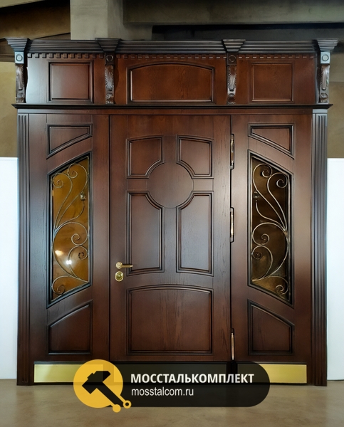 Парадная дверь с отбойниками