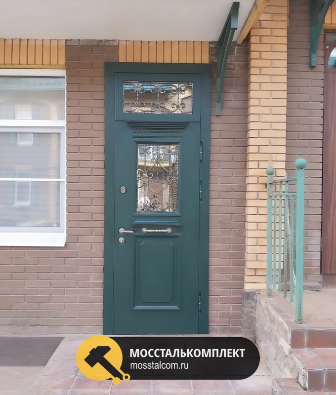 Стальная дверь с трехконтурным уплотнением, МДФ зеленого цвета, остекленной фрамугой и кованой решеткой