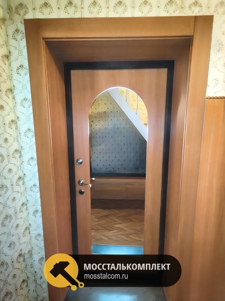 Дверь с зеркалом