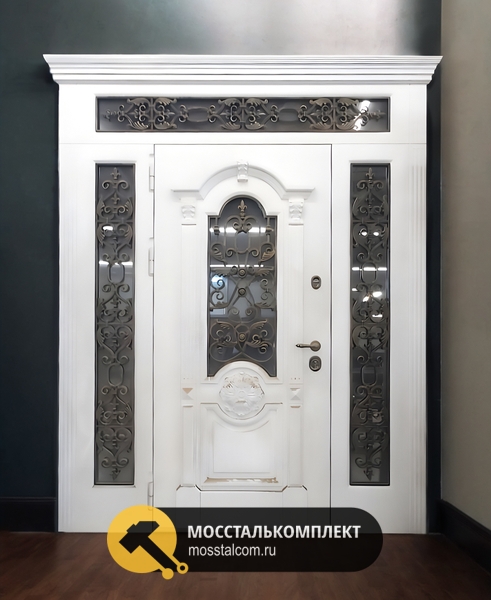 Парадная белая дверь