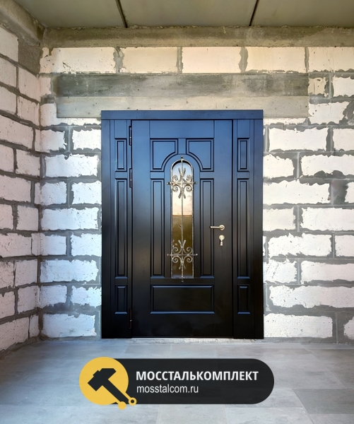 Парадная дверь с остеклением