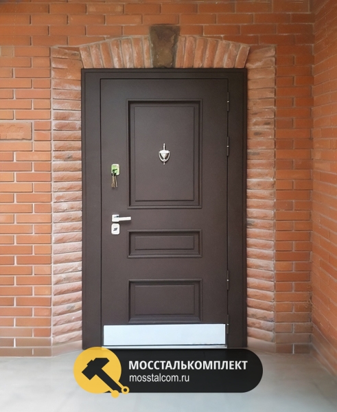 Коричневая термодверь с отбойником