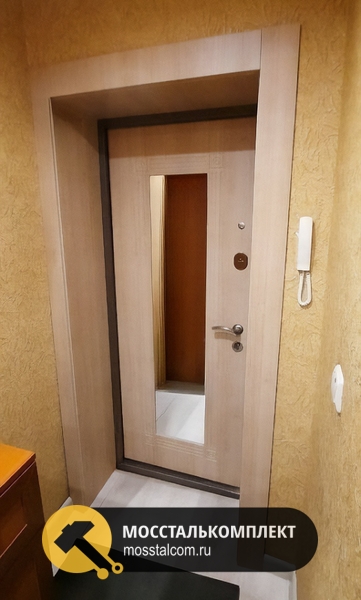 С зеркалом