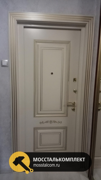 С патиной золото