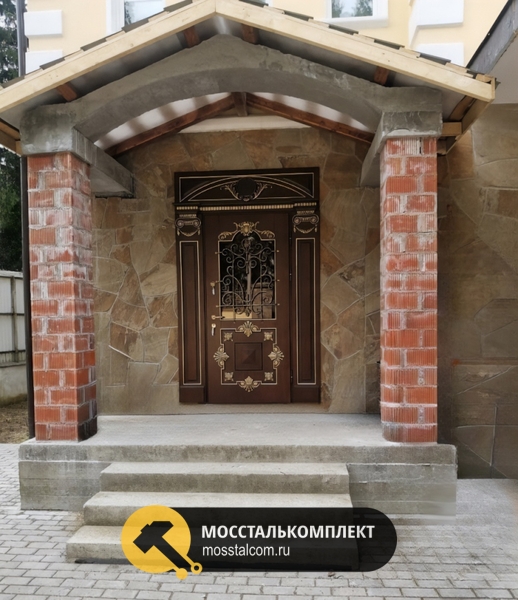 Парадная дверь с ковкой и патиной