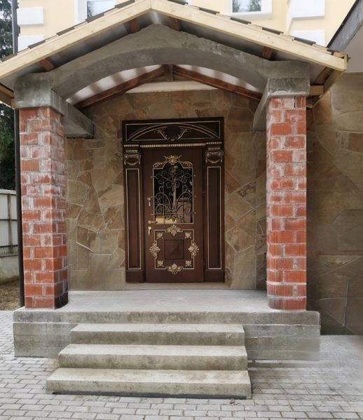 Парадная дверь с ковкой и патиной