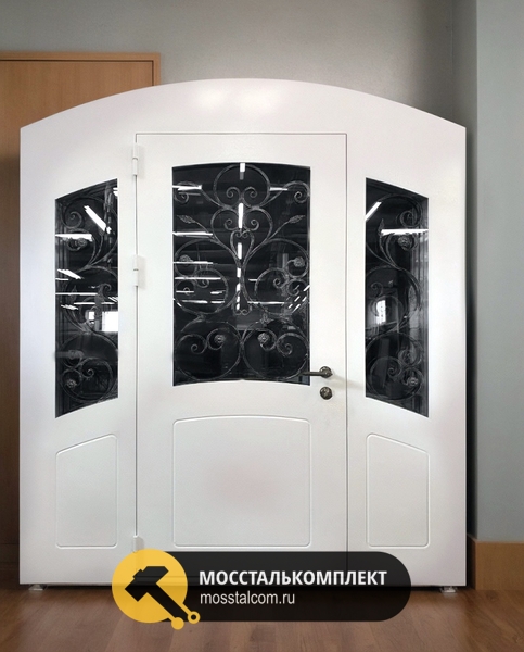 Арочная белая дверь