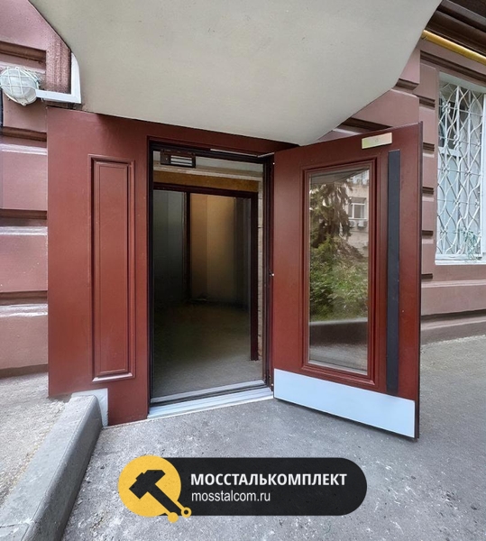 Подъездная дверь