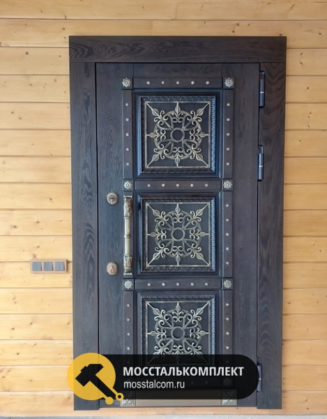 Дверь с ковкой и отделкой МДФ