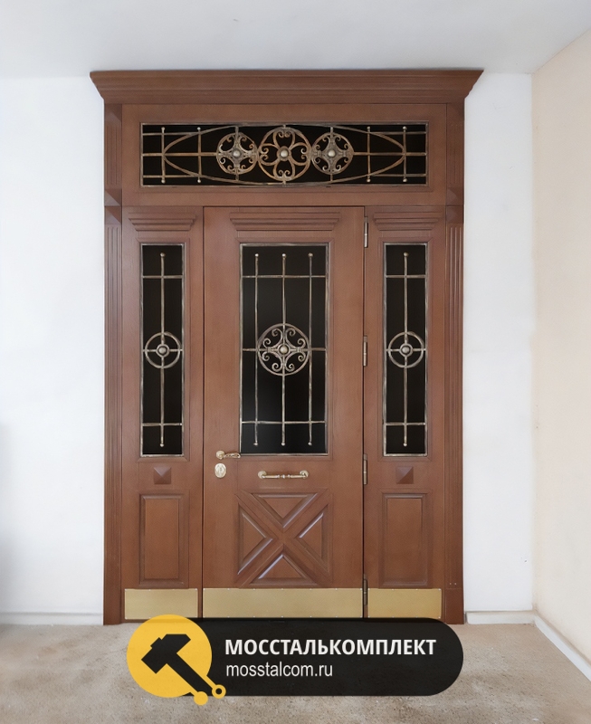 Парадная металлическая остекленная дверь с фрамугой, коваными решетками, латунными отбойниками