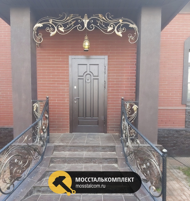 Установленная дверь